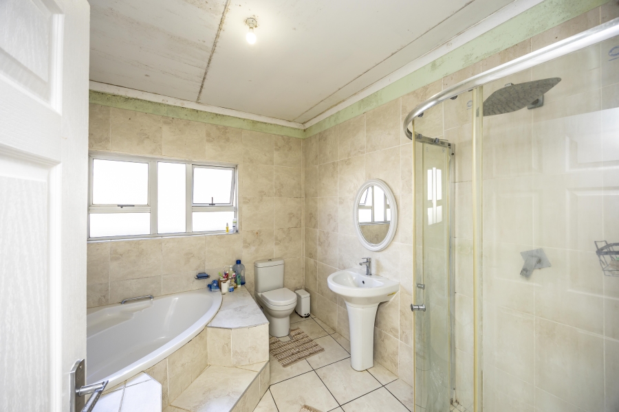 5 Bedroom Property for Sale in Summerpride Eastern Cape